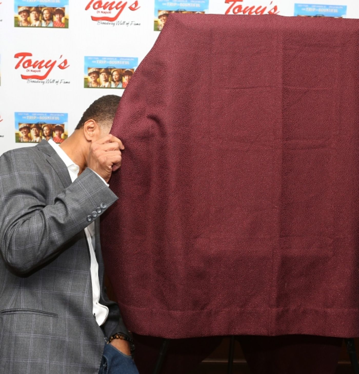 Photo Coverage: Cuba Gooding Jr. Unveils Portrait at Tony Di Napoli's  Image