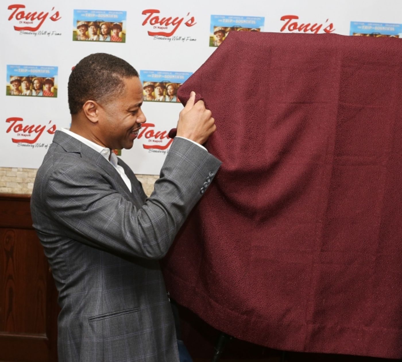 Photo Coverage: Cuba Gooding Jr. Unveils Portrait at Tony Di Napoli's  Image