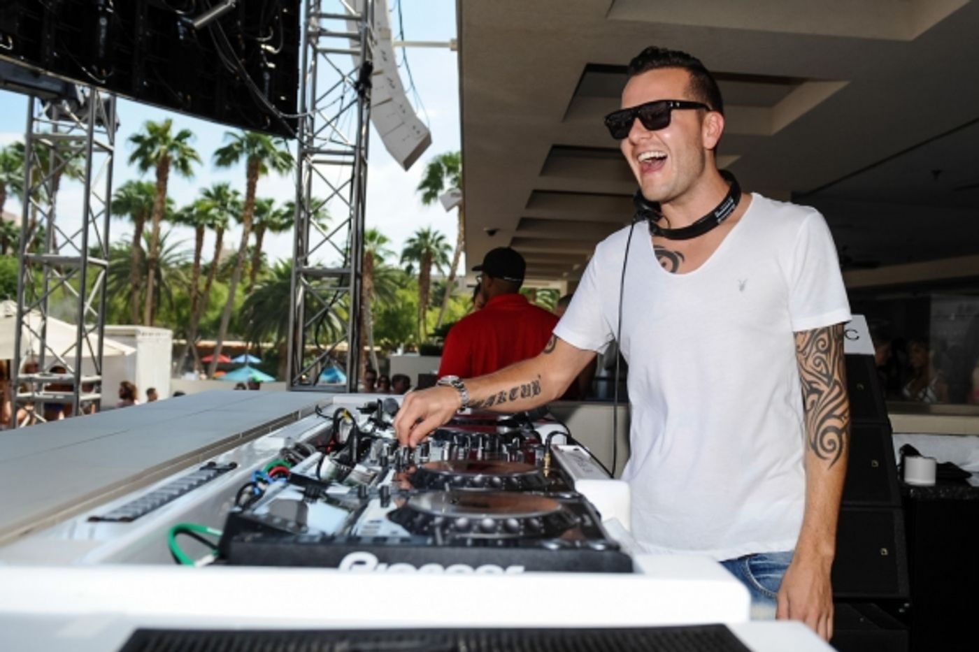 Photo Flash: Calvin Harris, Tommy Trash and More at Wet Republic's Labor Day Bash Image
