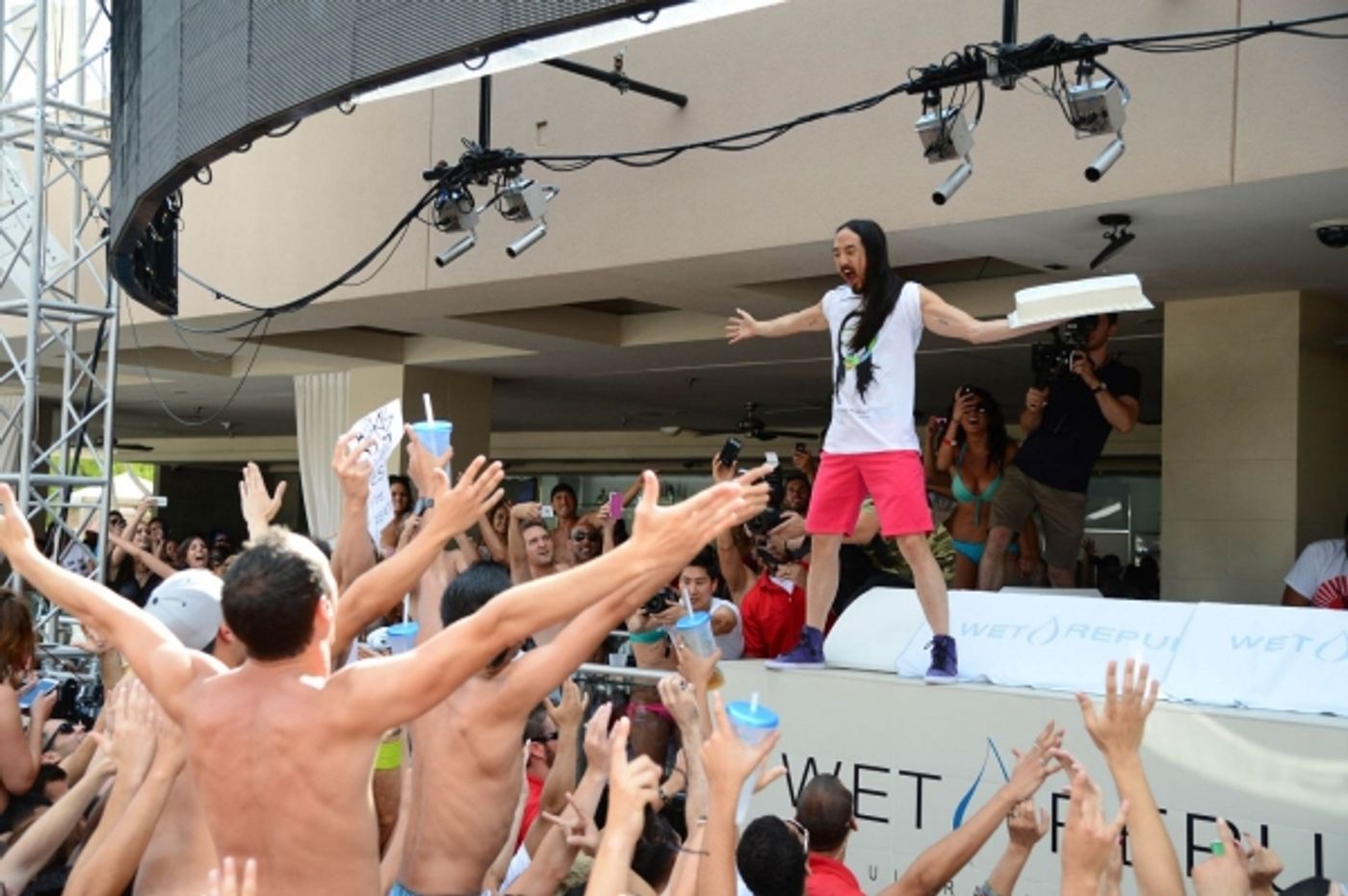Photo Flash: Calvin Harris, Tommy Trash and More at Wet Republic's Labor Day Bash  Image