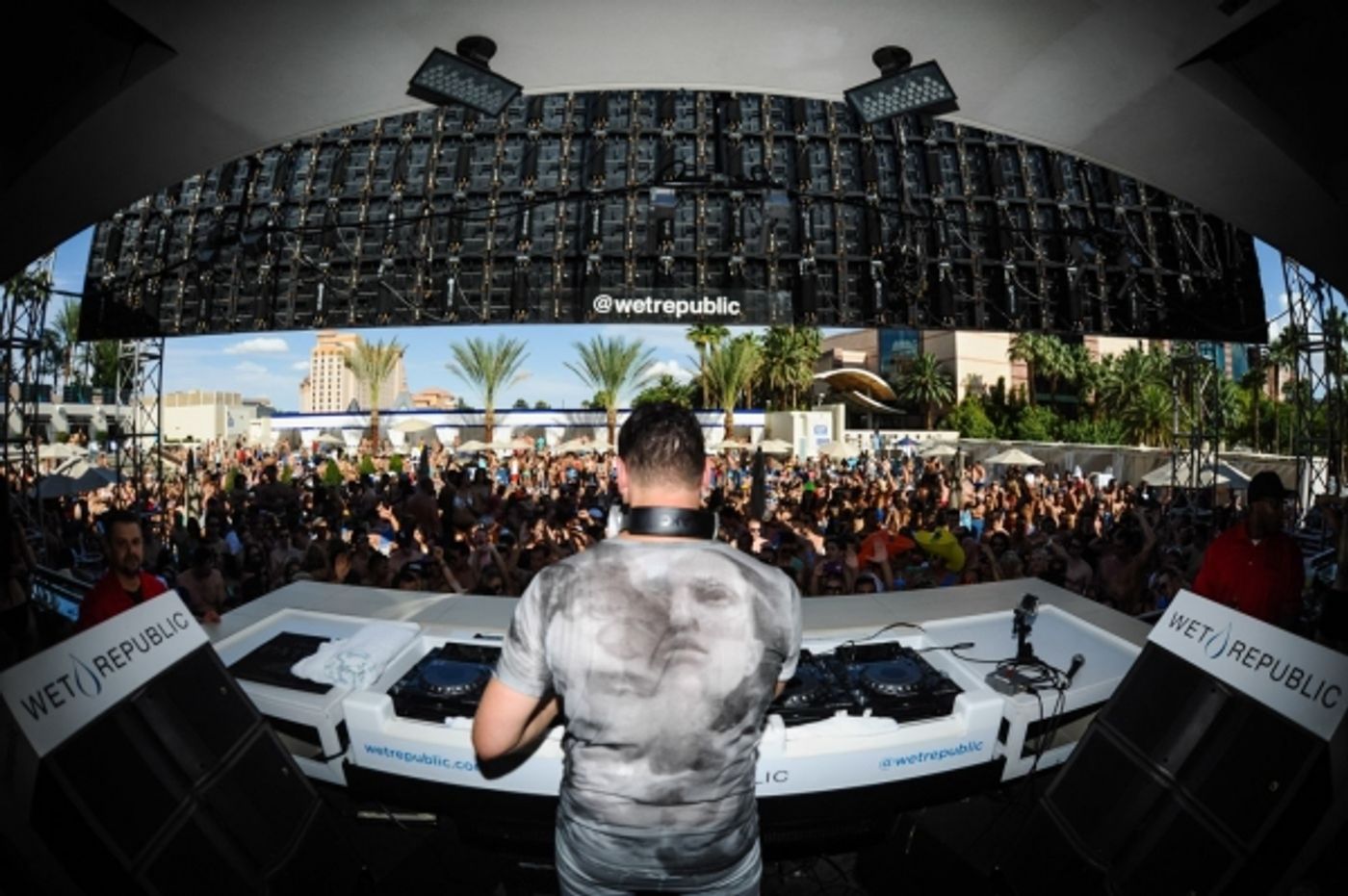 Photo Flash: Calvin Harris, Tommy Trash and More at Wet Republic's Labor Day Bash Image