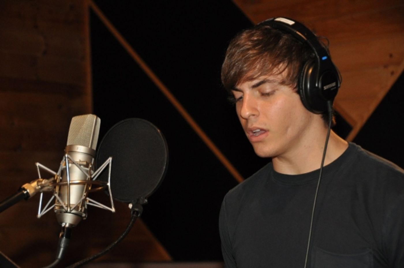 Exclusive Photo Coverage: Derek Klena & WICKED Cast Sing Carols For A Cure Image