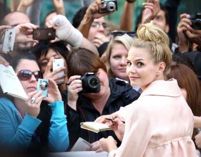 Jennifer Morrison and Fans Photo