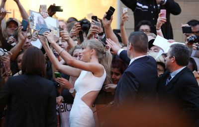 Taylor Swift with fans  Photo