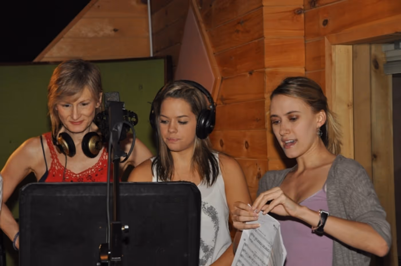 Exclusive Photo Coverage: MAMMA MIA! Cast Rejoices for Carols for a Cure! Image