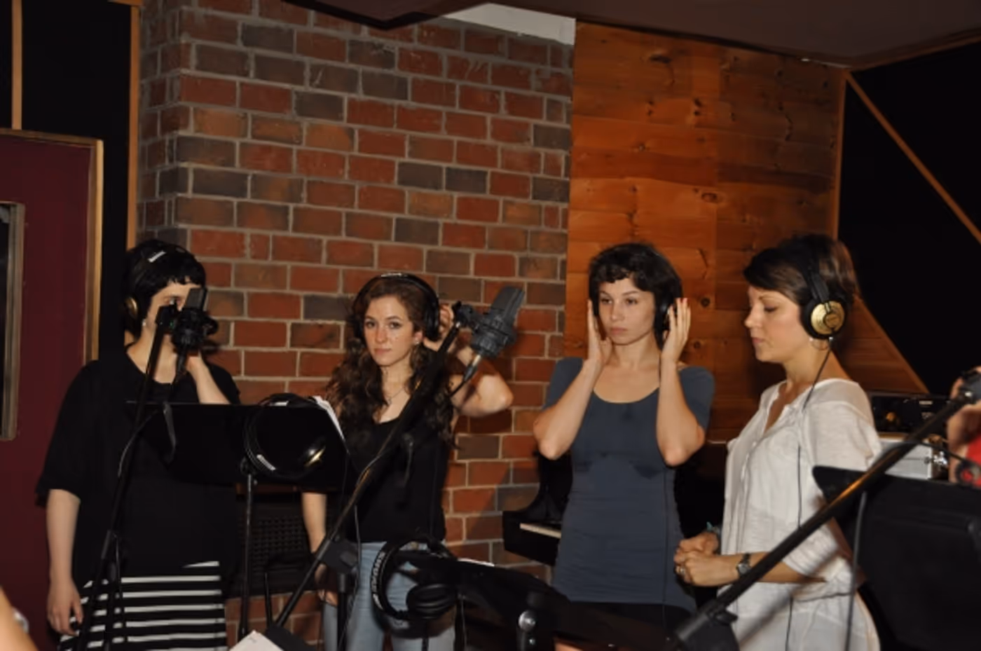 Exclusive Photo Coverage: MAMMA MIA! Cast Rejoices for Carols for a Cure! Image