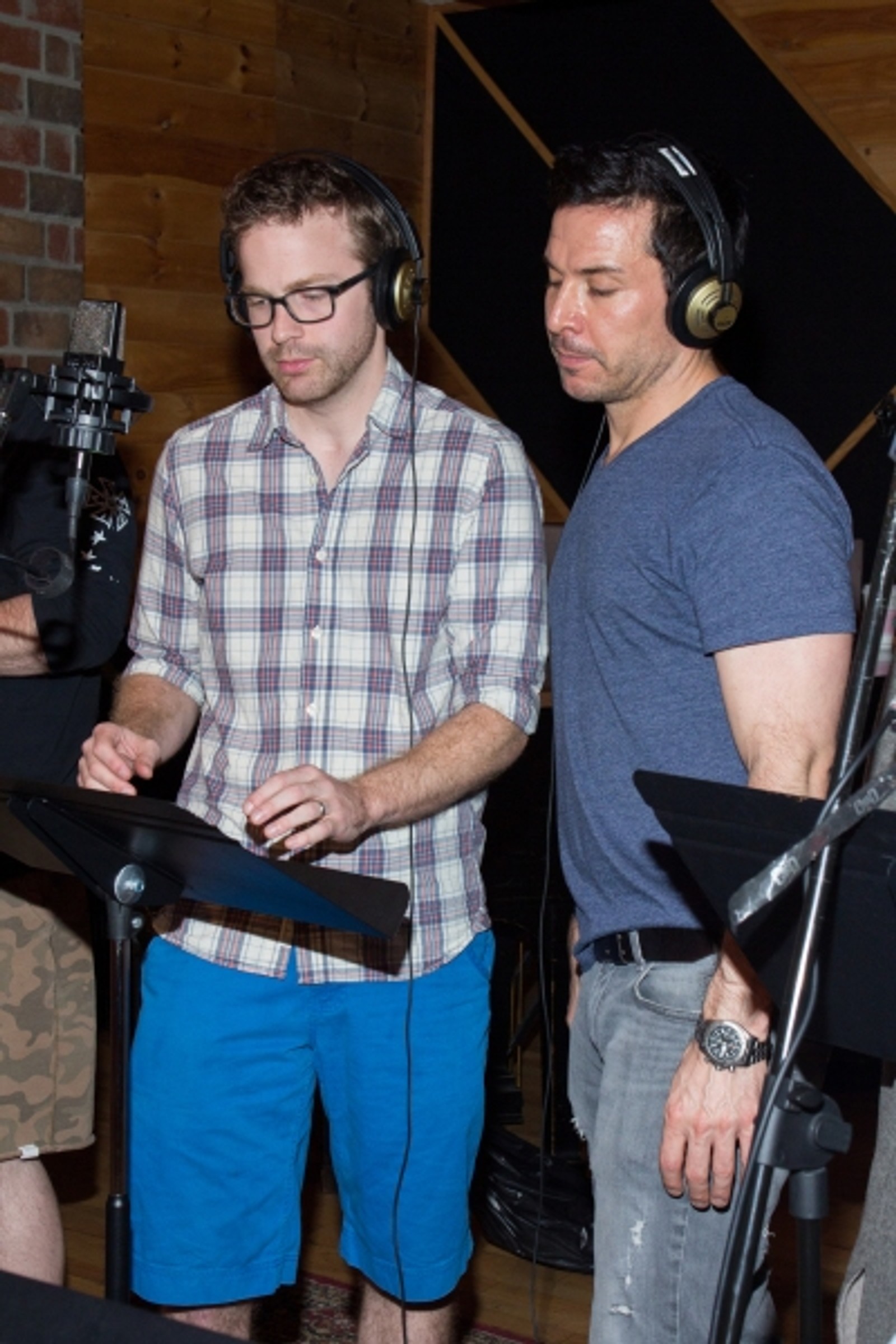 Exclusive Photo Coverage: Zachary Levi & FIRST DATE Cast Tell It on the Mountain for Carols for a Cure — photo 6 of 16