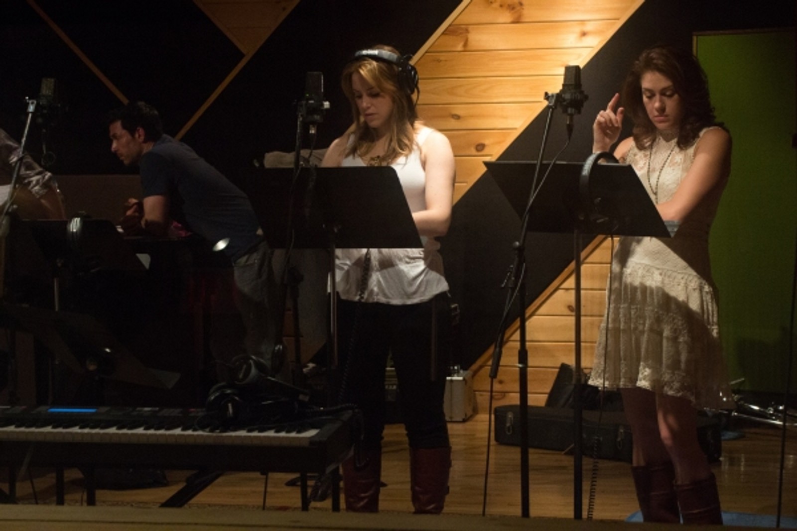 Exclusive Photo Coverage: Zachary Levi & FIRST DATE Cast Tell It on the Mountain for Carols for a Cure — photo 10 of 16
