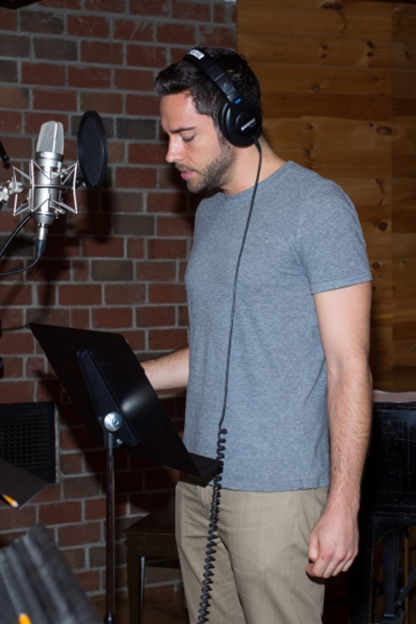 Exclusive Photo Coverage: Zachary Levi & FIRST DATE Cast Tell It on the Mountain for Carols for a Cure  Image