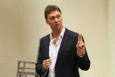 Warren Carlyle Photo