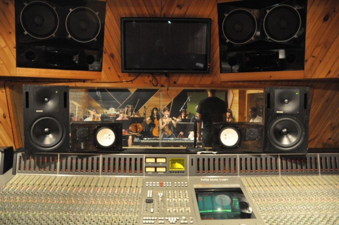 Exclusive Photo Coverage: MATILDA's Leading Ladies Record for Carols For A Cure!  Image