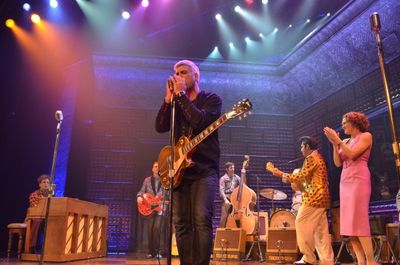 Taylor Hicks jams with the cast of MILLION DOLLAR QUARTET Photo