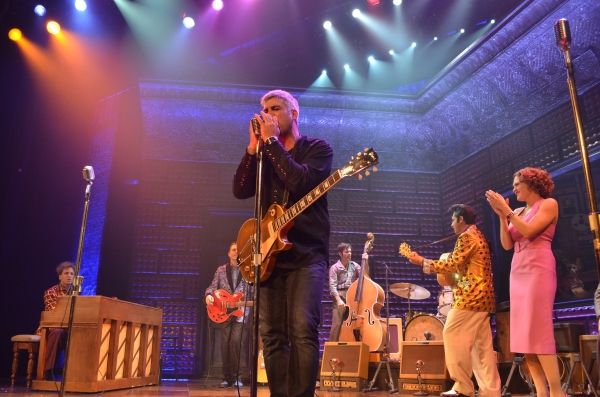 Taylor Hicks jams with the cast of MILLION DOLLAR QUARTET Photo