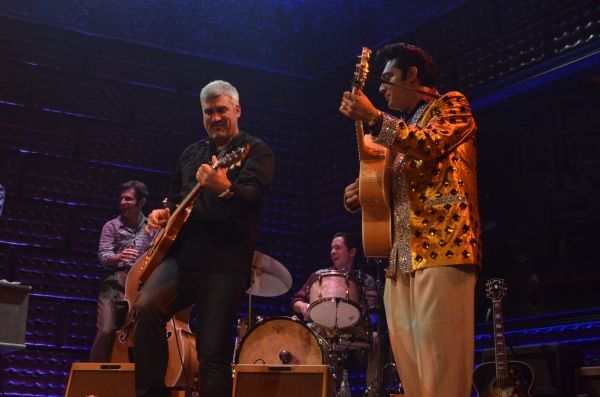Taylor Hicks jams with the cast of MILLION DOLLAR QUARTET Photo