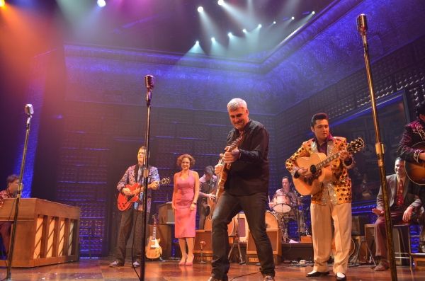 Taylor Hicks jams with the cast of MILLION DOLLAR QUARTET Photo