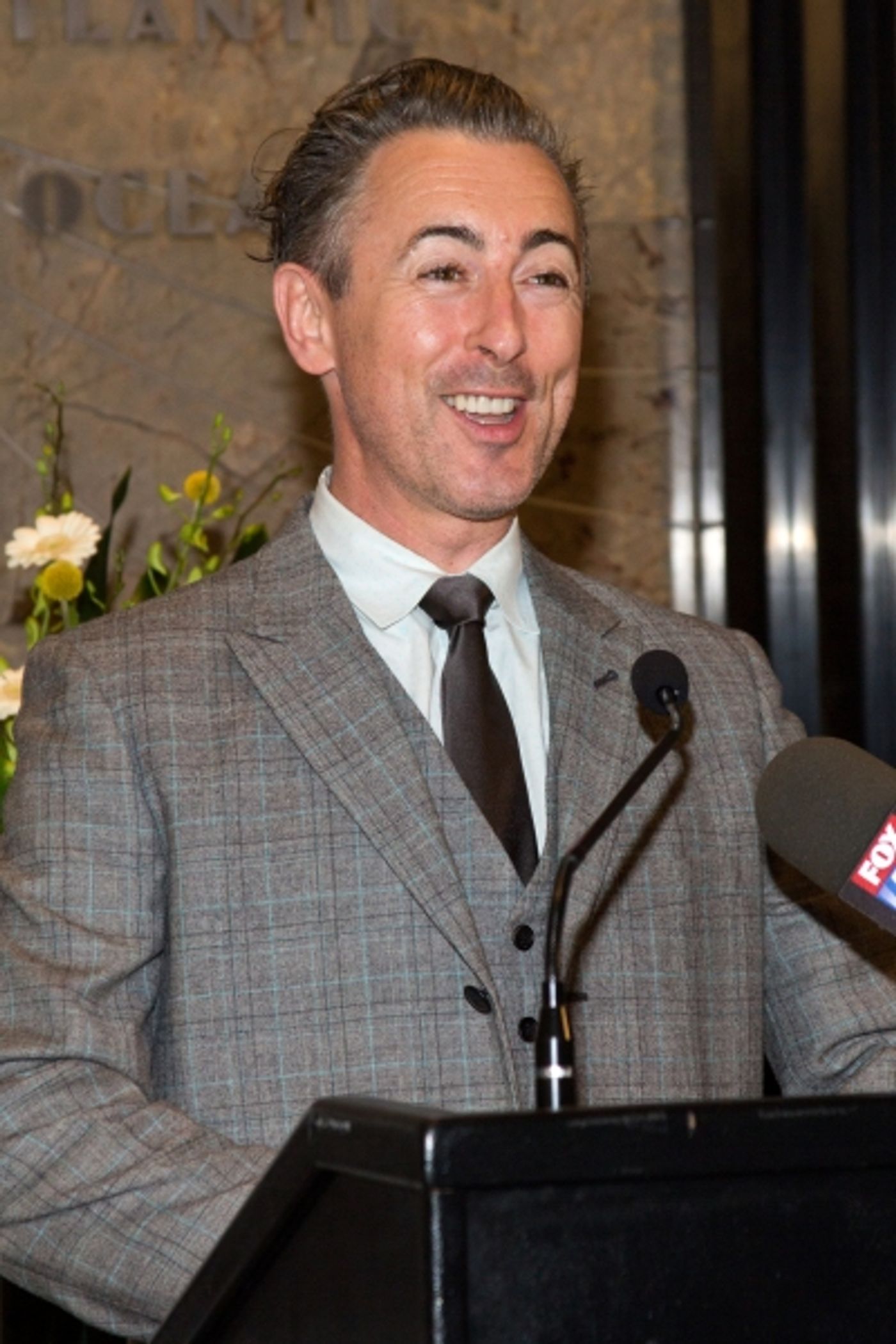 Photo Coverage: Alan Cumming Lights Up Empire State Building for MAKE BELIEVE ON BROADWAY  Image