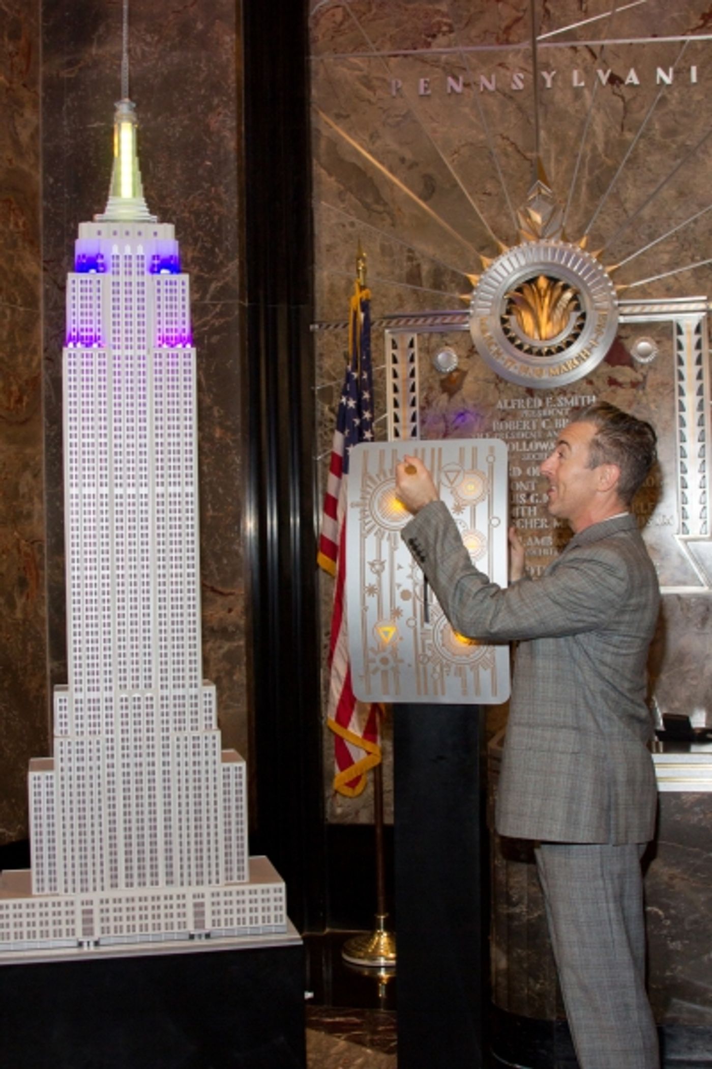 Photo Coverage: Alan Cumming Lights Up Empire State Building for MAKE BELIEVE ON BROADWAY  Image