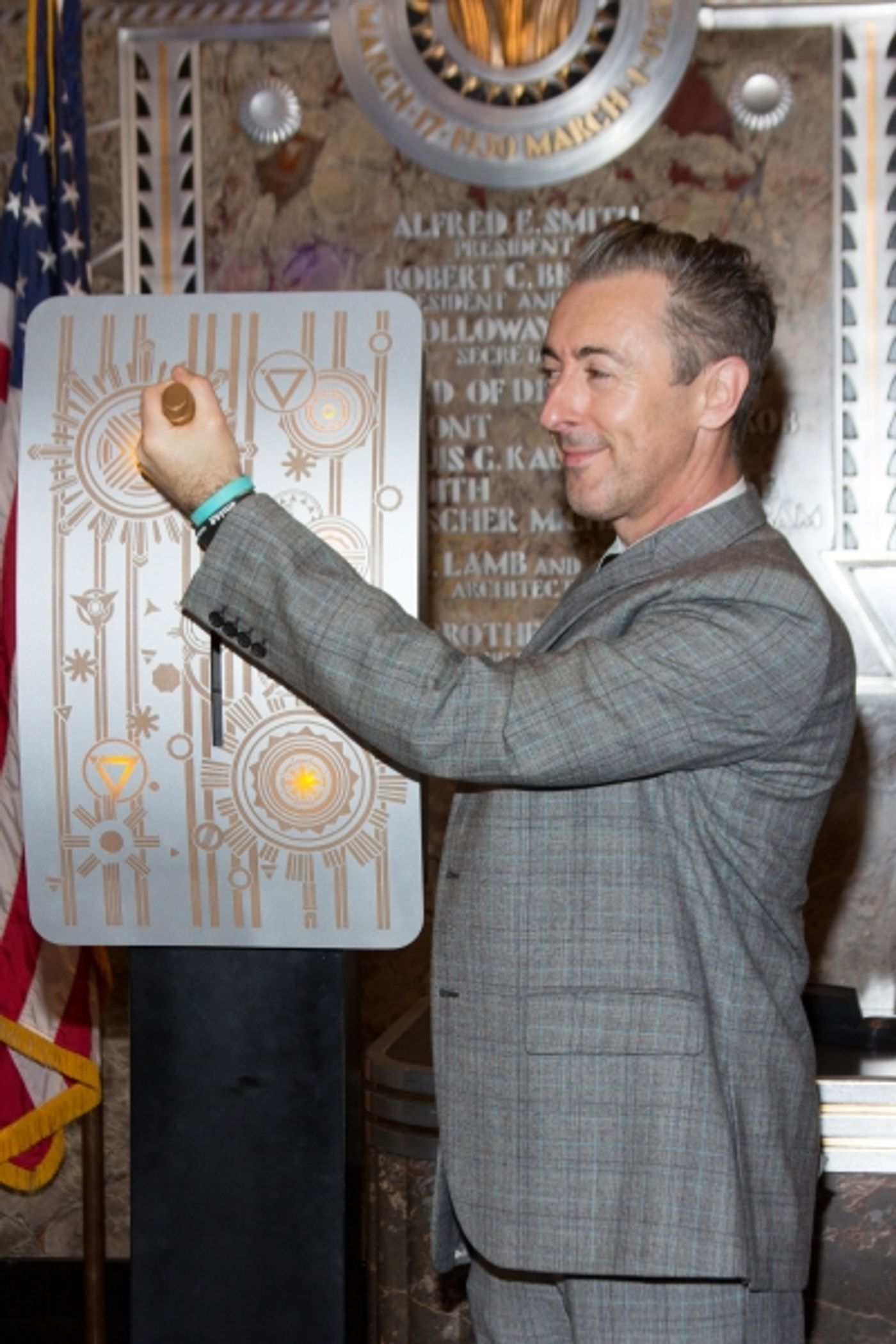 Photo Coverage: Alan Cumming Lights Up Empire State Building for MAKE BELIEVE ON BROADWAY  Image