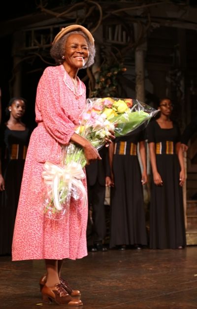 Cicely Tyson with her students Photo