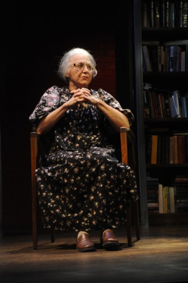 Anne Oberbroeckling as Vera Photo