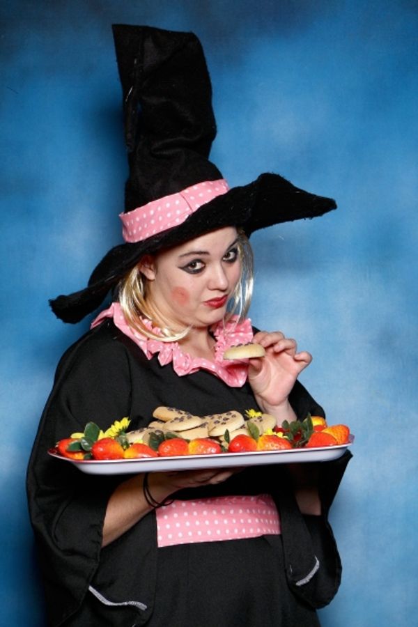 Liewe Heksie (Ana van Achterbergh) bak koekies Photo