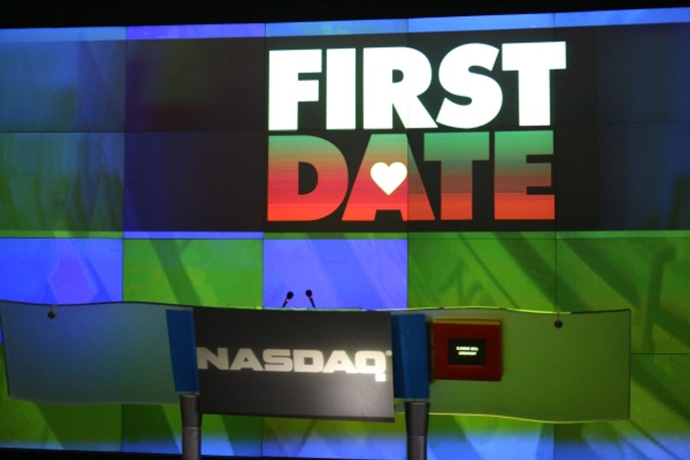 Photo Coverage: FIRST DATE's Krysta Rodriquez and Zachary Levi Ring the NASDAQ Closing Bell  Image
