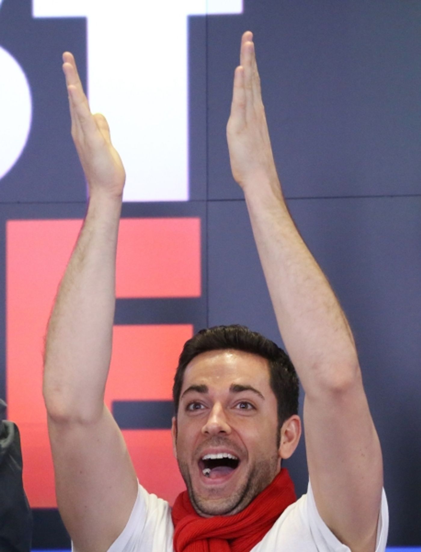 Photo Coverage: FIRST DATE's Krysta Rodriquez and Zachary Levi Ring the NASDAQ Closing Bell  Image