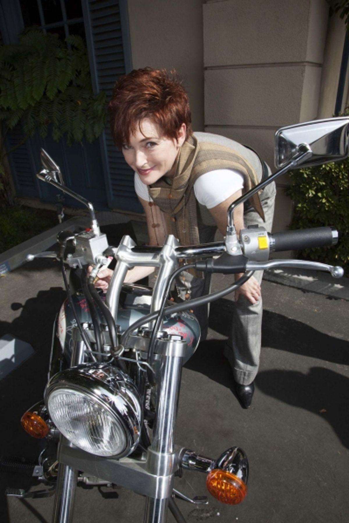 Carolyn Hennesy (True Blood and General Hospital) signs bike at 