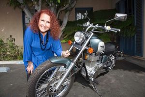 Grammy winning artist Melissa Manchester signs bike
 Photo
