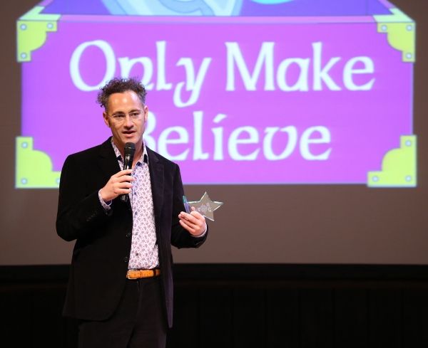 Dr. Alex Karp accepting his award Photo