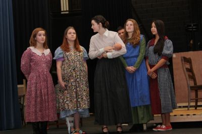 Annie Sullivan, center (Kelsey Davis, double cast), talks with her students before le Photo