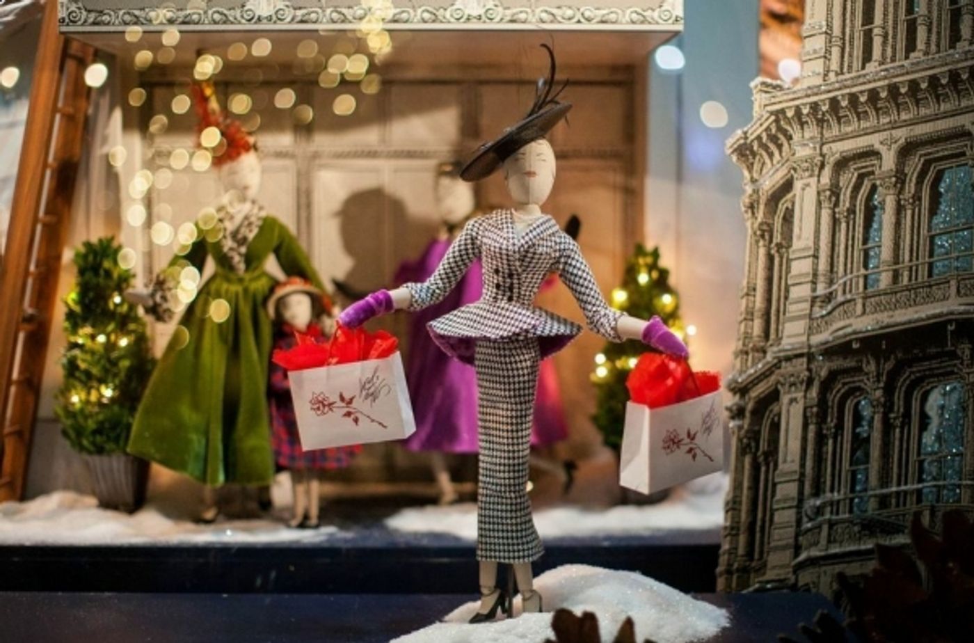 Photo Coverage: Lord & Taylor's Vintage Holiday Windows Image