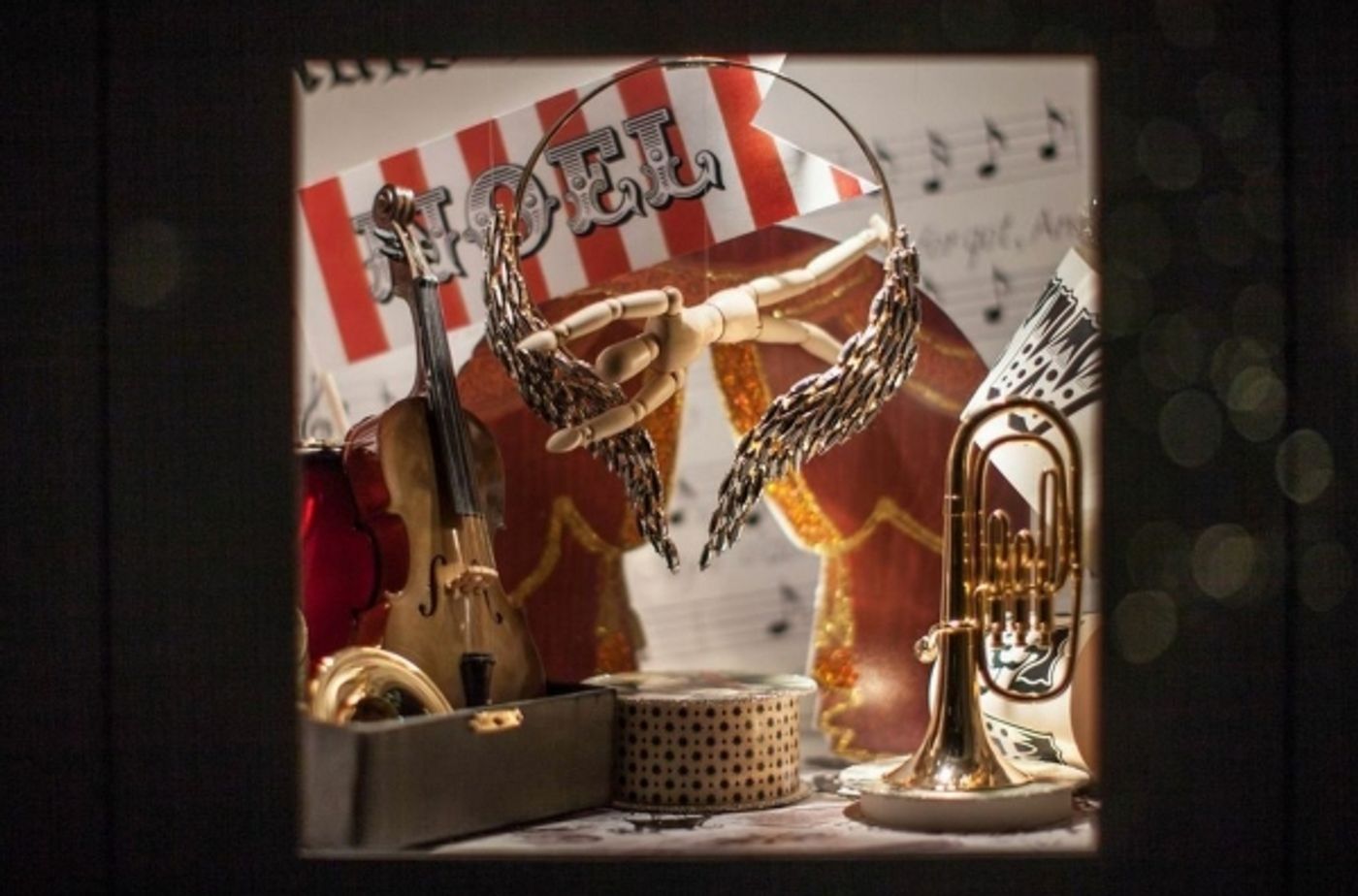 Photo Coverage: Lord & Taylor's Vintage Holiday Windows Image