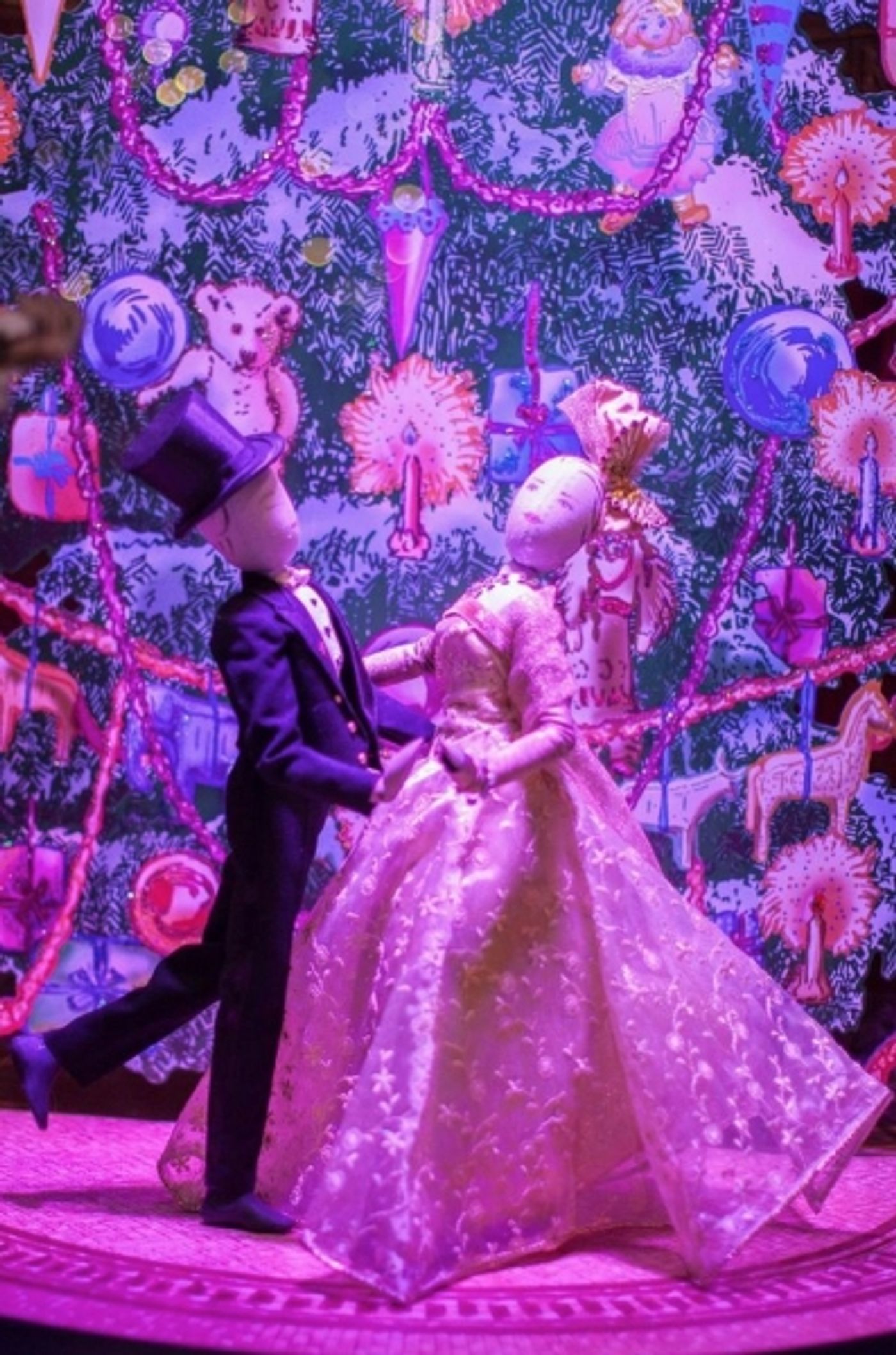 Photo Coverage: Lord & Taylor's Vintage Holiday Windows Image