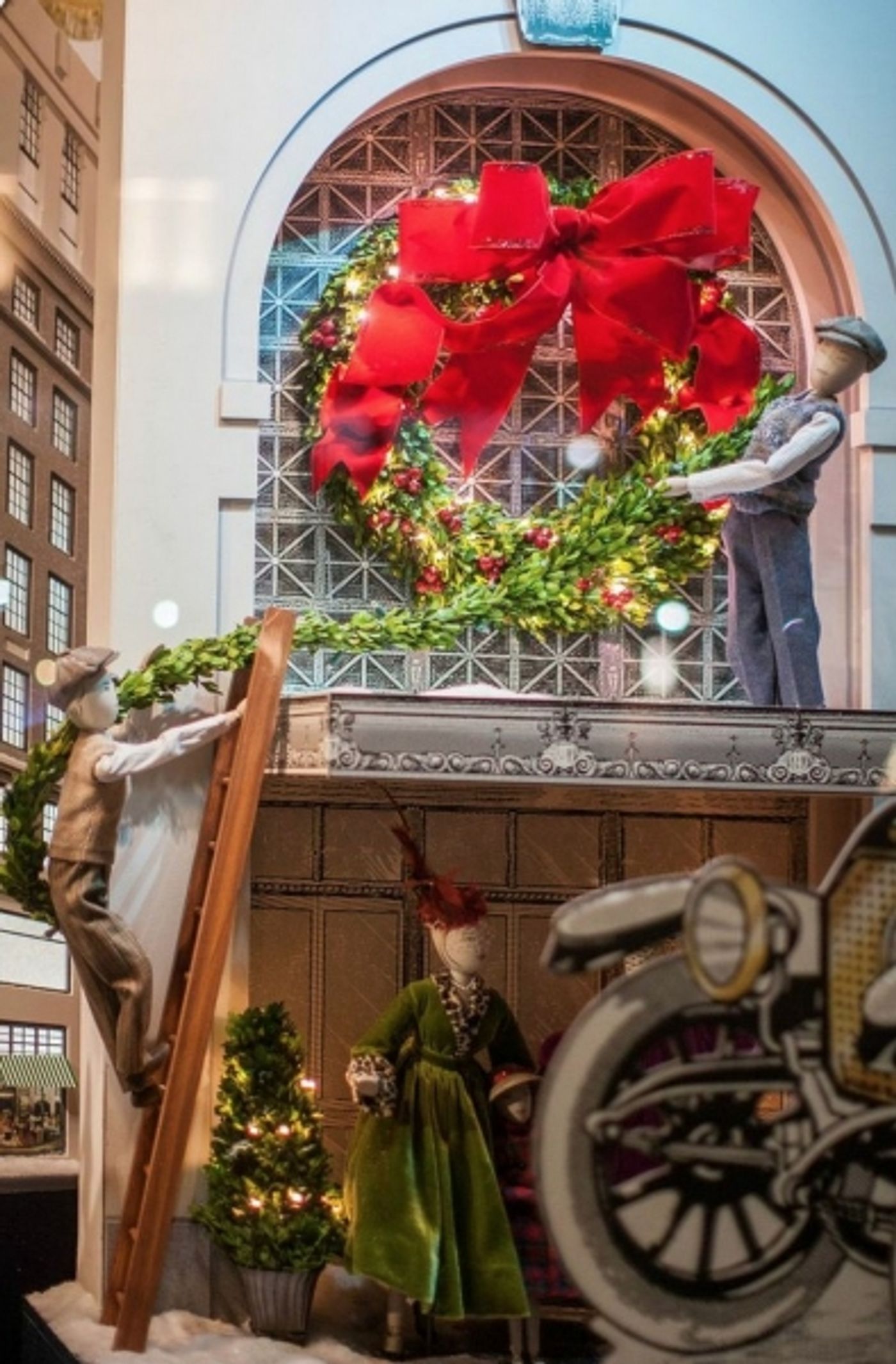 Photo Coverage: Lord & Taylor's Vintage Holiday Windows Image