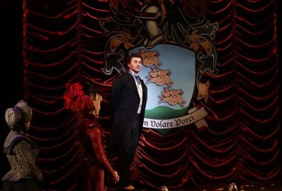 Bryce Pinkham with cast  Photo