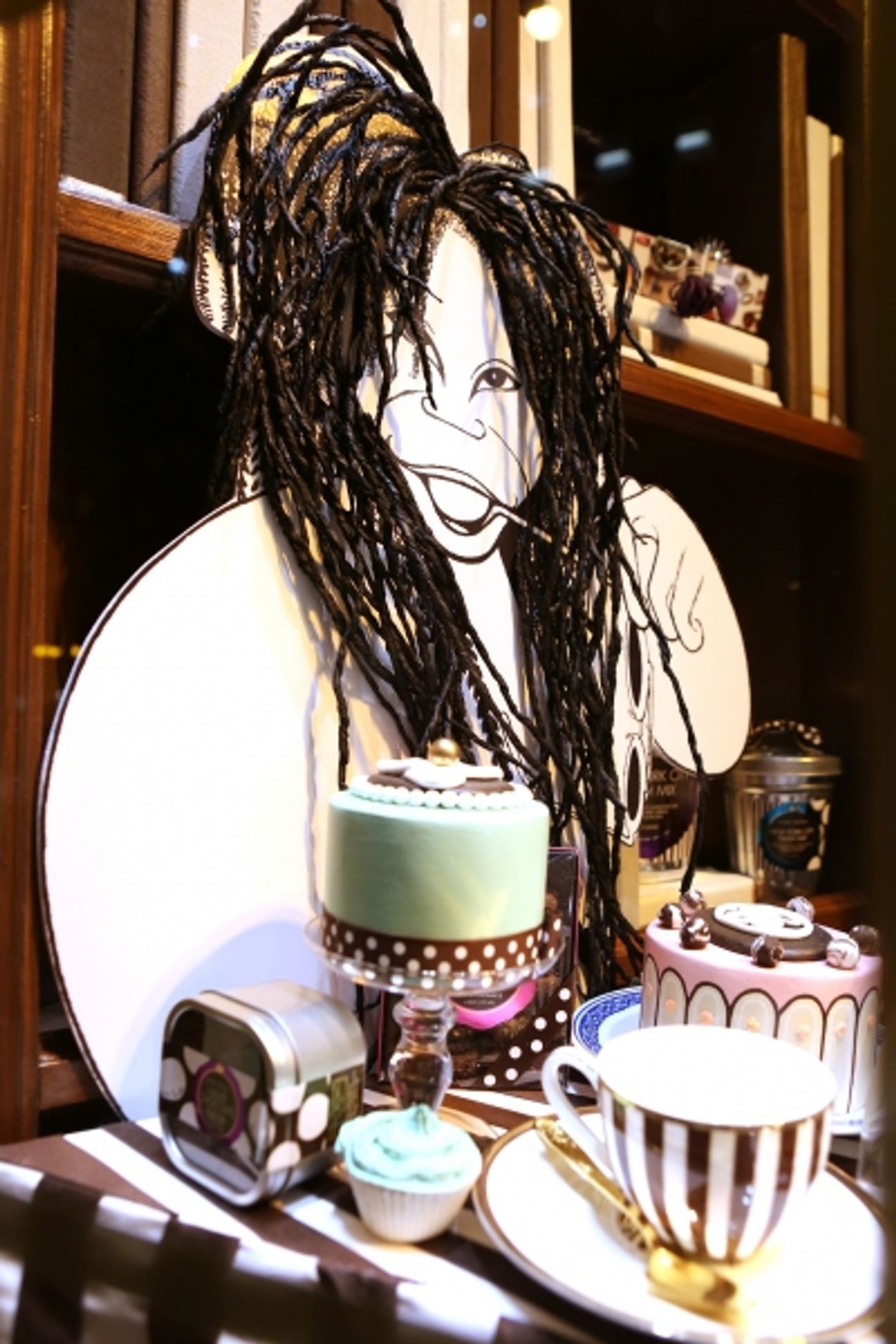 Photo Coverage: Henri Bendel Unveils HIRSCHFELD SPECTACULAR Window Exhibit  Image