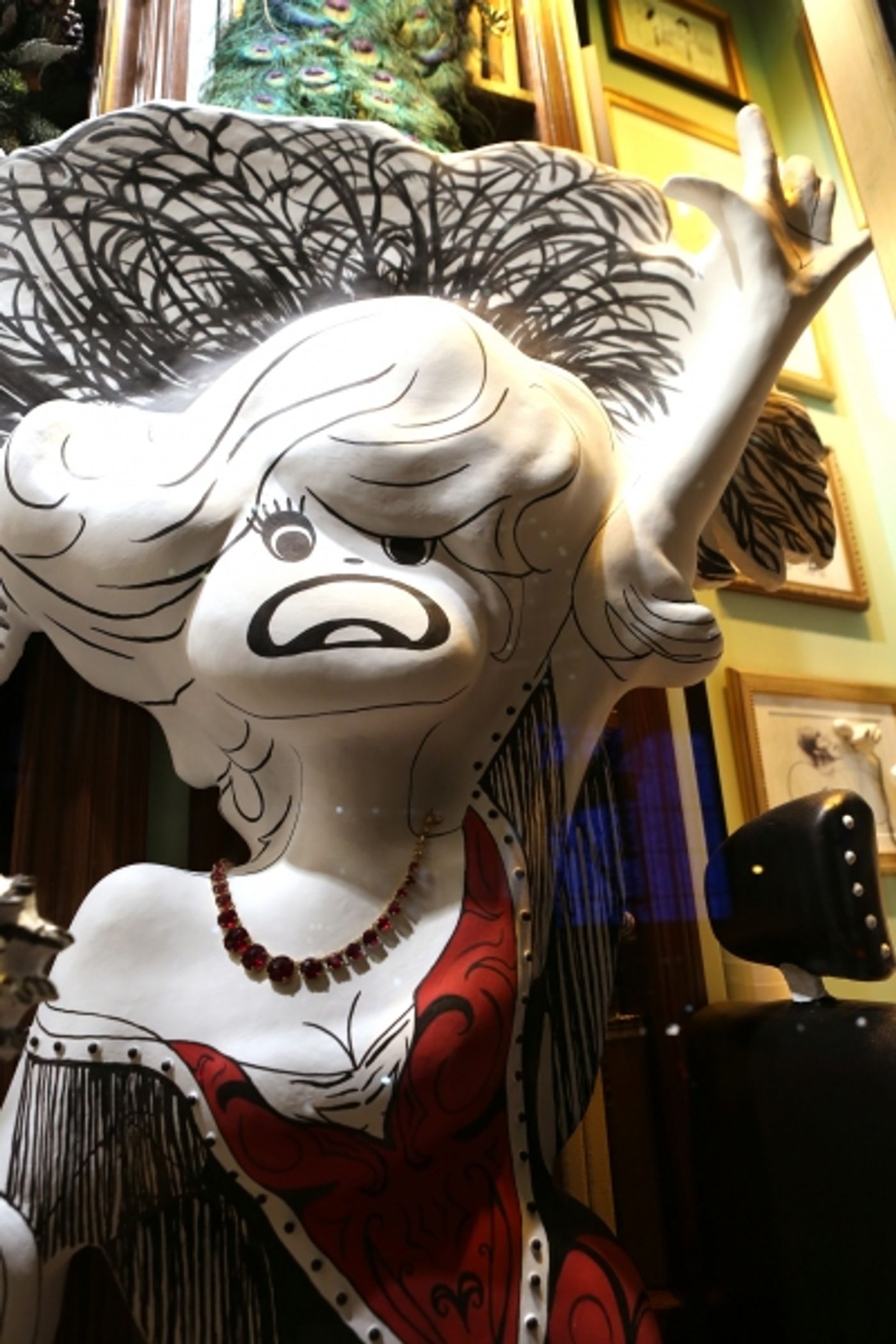 Photo Coverage: Henri Bendel Unveils HIRSCHFELD SPECTACULAR Window Exhibit  Image