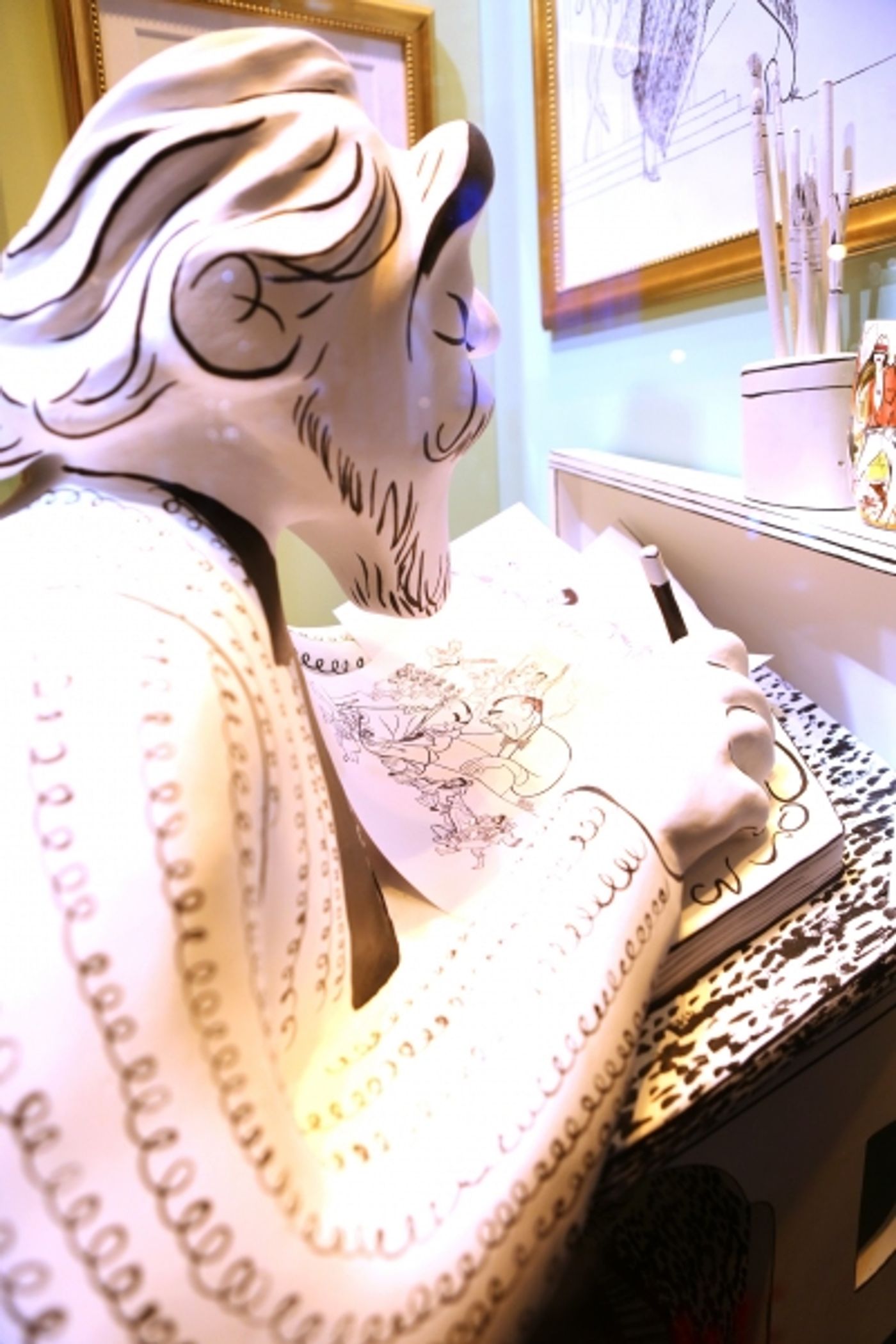 Photo Coverage: Henri Bendel Unveils HIRSCHFELD SPECTACULAR Window Exhibit  Image