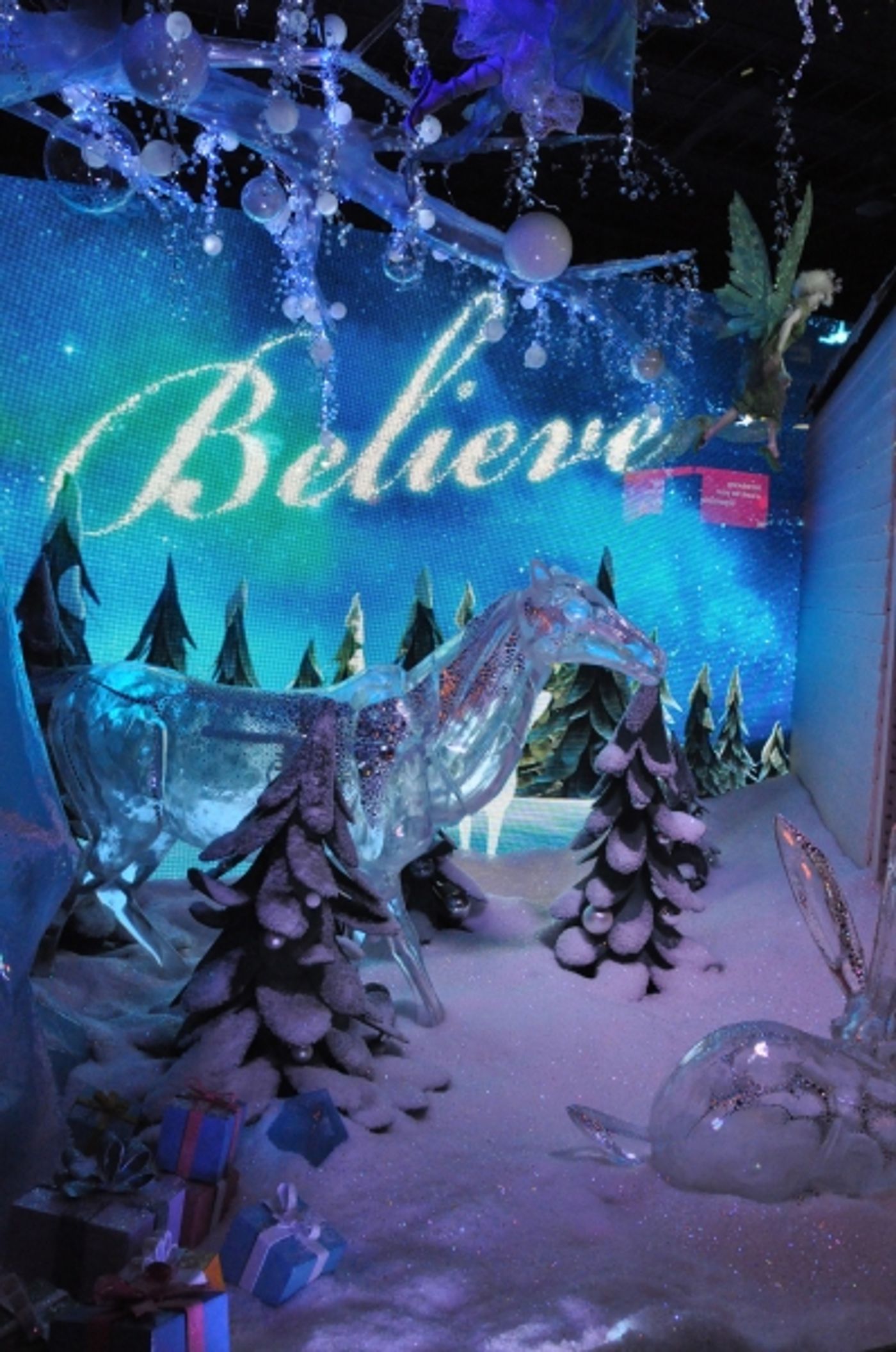 Photo Coverage: Rebecca Luker, Laura Osnes & More Perform at Macy's Christmas Windows Unveiling Image