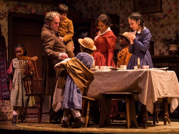 Mia Moore (Belinda Cratchit), Ron Rains (Bob Cratchit), Matthew Abraham (Tiny Tim), F Photo