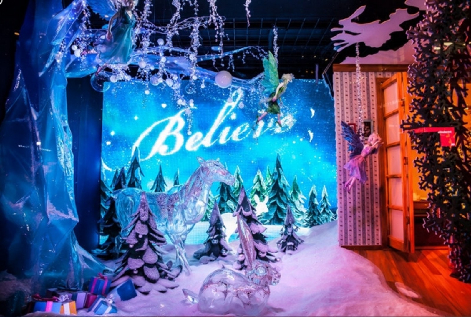 Photo Coverage: Macy's Holiday Windows — photo 1 of 12