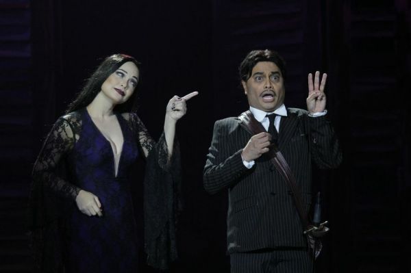 Eula Valdes as Morticia, Arnell Iganacio as Gomez Photo