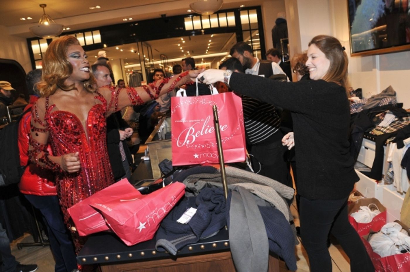 Photo Flash: KINKY BOOTS' Billy Porter, Stark Sands and Harvey Fierstein Thank Macy's For Support  Image