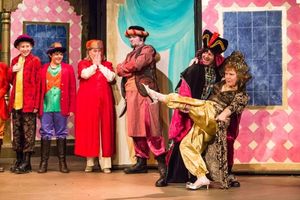 Gabriel Fowler as Tariq, Spencer Hauspurg as Hassan, Lynn Nissenbaum as Rashida,
Danford Knowlton as Abu bin Brawny, Martin Rosato as Abanazar, Christine Amorin as Scheherazade @ BroadwayWorld Gabriel Fowler as Tariq, Spencer Hauspurg as Hassan, Lynn Nissenbaum as Rashida,
Da Photo