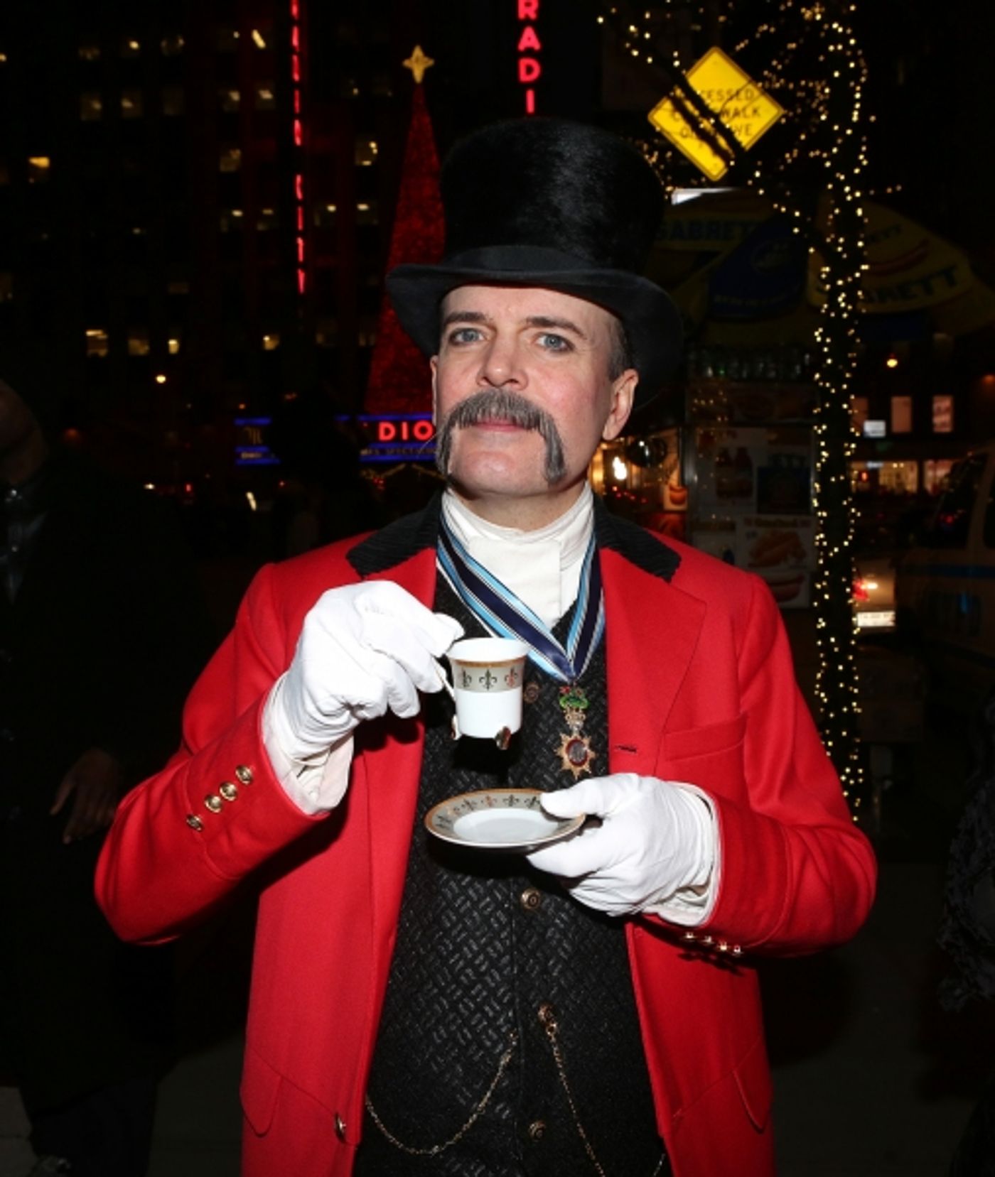 Photo Coverage: A GENTLEMAN'S GUIDE TO LOVE AND MURDER Cast Has Afternoon Tea at Downton Abbey Food Truck!  Image