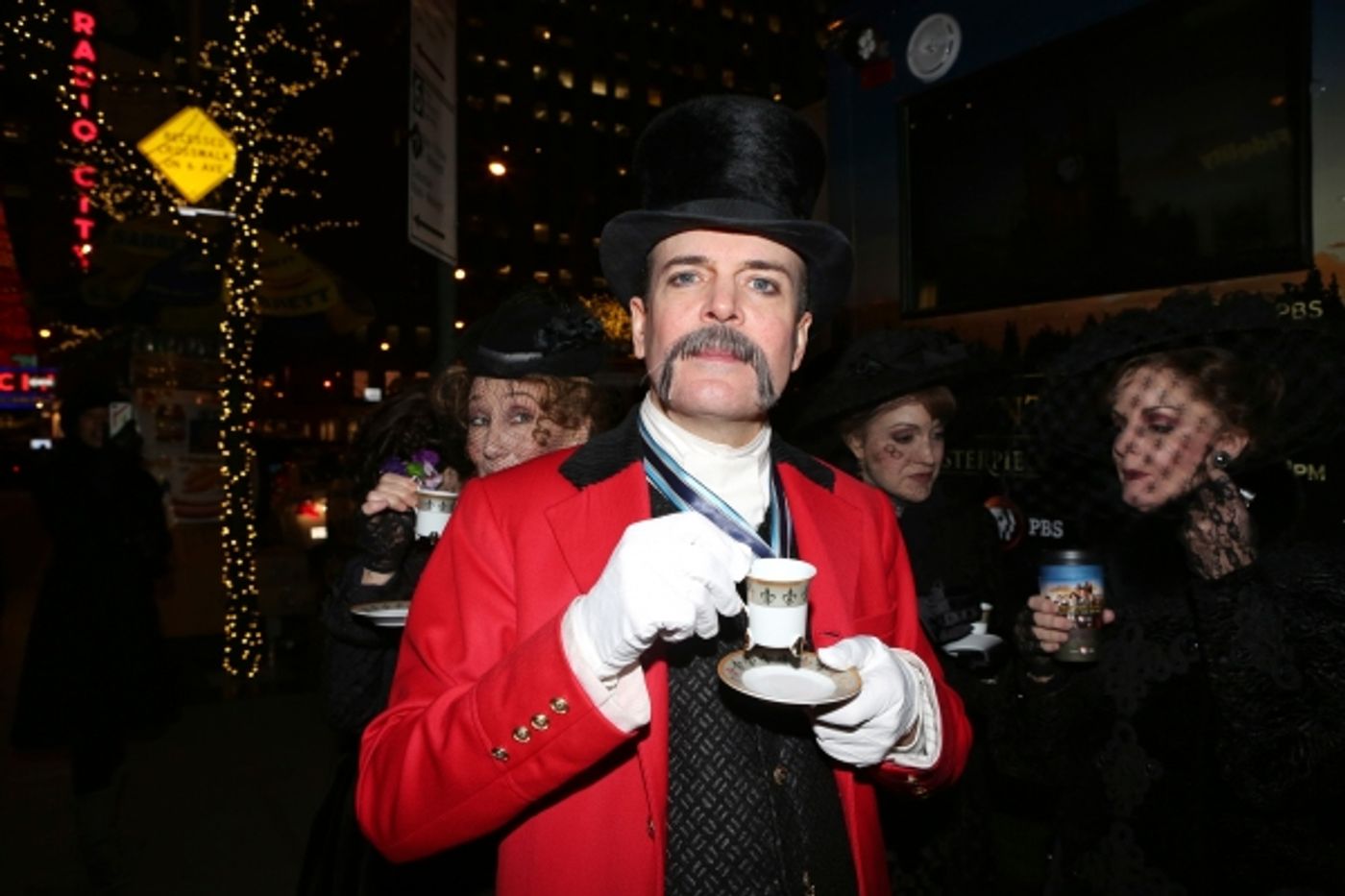 Photo Coverage: A GENTLEMAN'S GUIDE TO LOVE AND MURDER Cast Has Afternoon Tea at Downton Abbey Food Truck!  Image