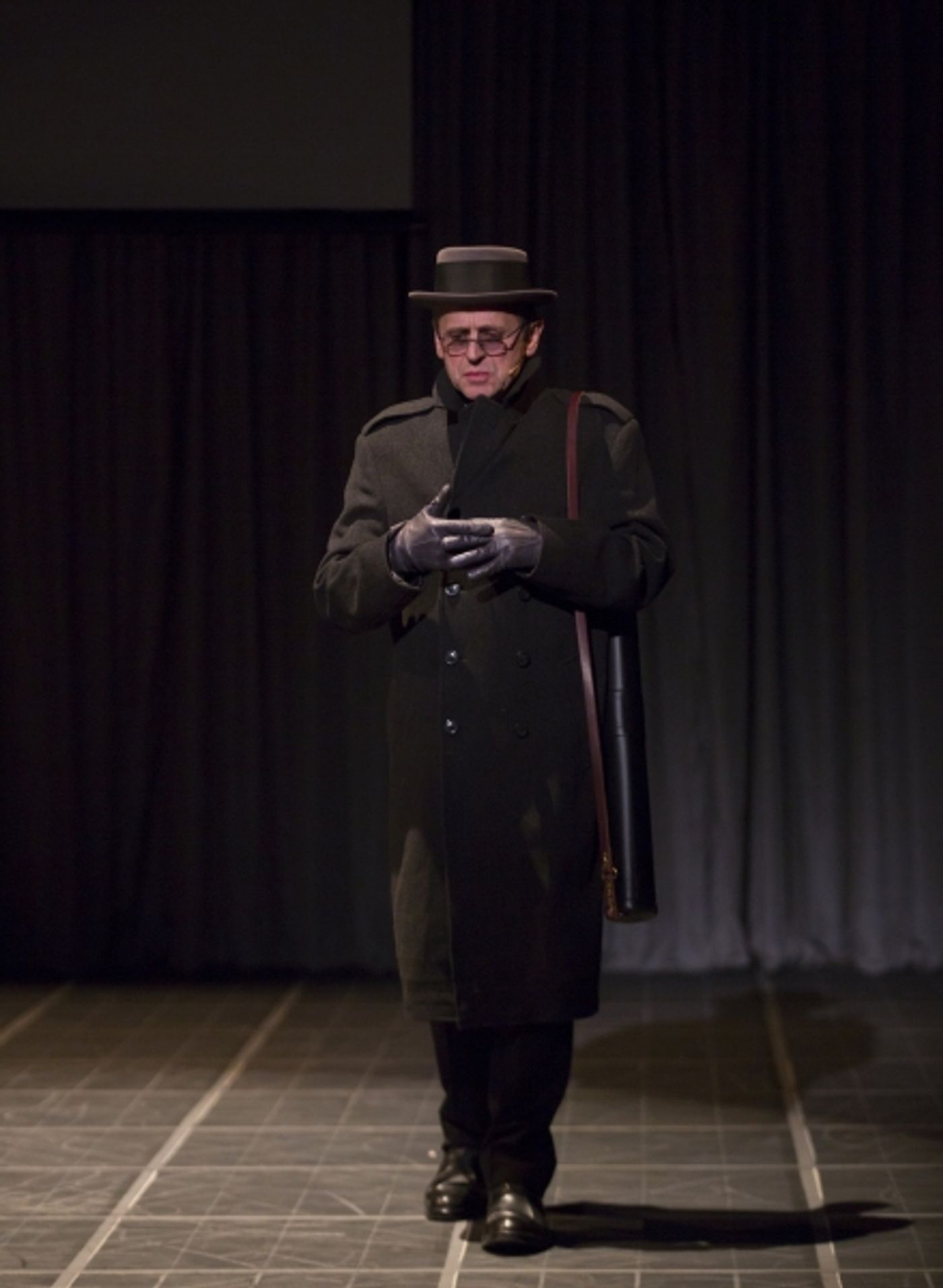 Photo Flash: First Look at Mikhail Baryshnikov and More in Shakespeare Theatre Company's MAN IN CASE  Image