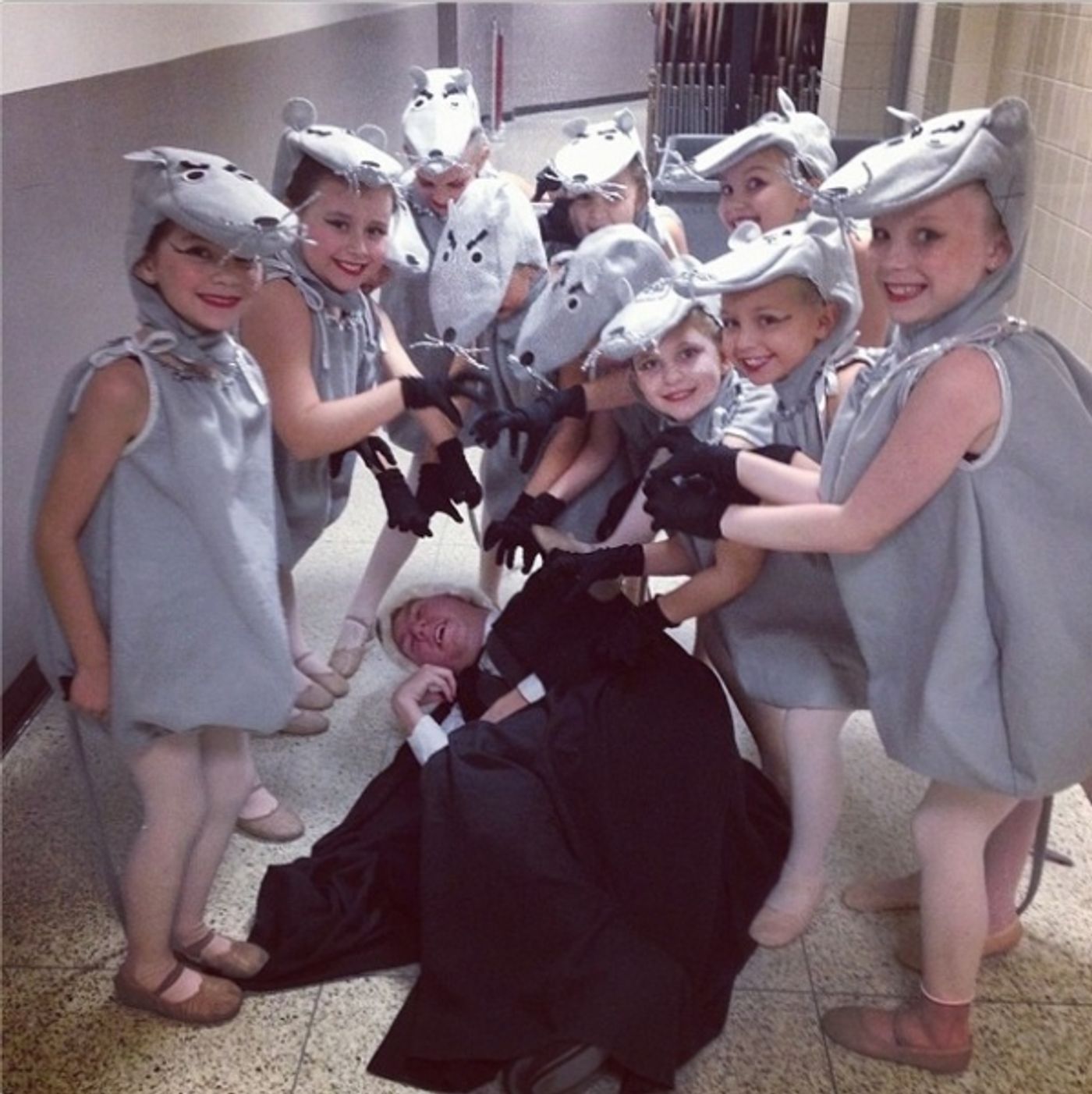 Photo Flash: Saturday Intermission Pics, Dec 14 - Men Alive Makes 'A Dwarf-us Line', BOOK OF MORMON's 'A Wreath of Franklin' and More!  Image