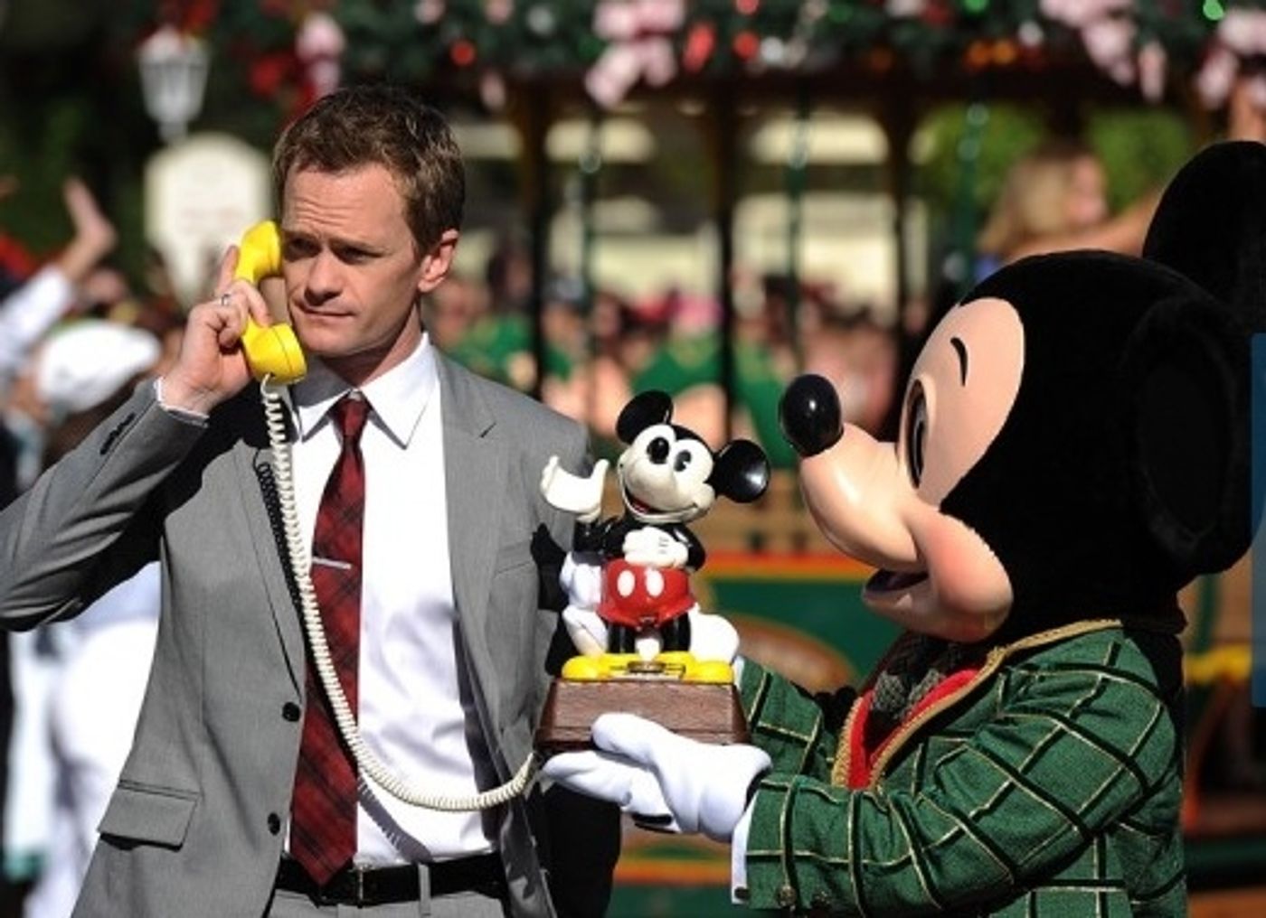 Photo Flash: Neil Patrick Harris Unites with NEWSIES Cast for Disney Parks Christmas Day Parade  Image